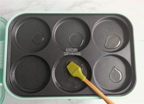 再来煎制荷包蛋，准备不粘平底锅，我是直接用煎盘加热后刷上食用油。