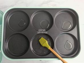 再来煎制荷包蛋，准备不粘平底锅，我是直接用煎盘加热后刷上食用油。