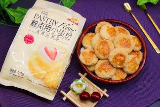 花生芝麻酥饼烤熟之后，放凉就可以吃，酥香可口，很美味。