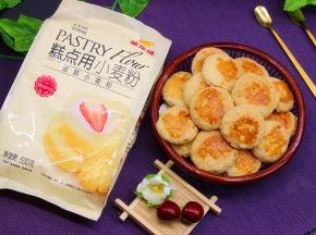 花生芝麻酥饼烤熟之后，放凉就可以吃，酥香可口，很美味。