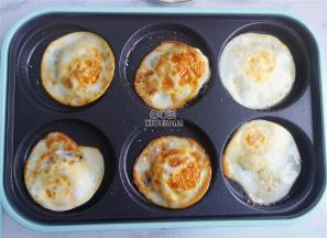 一面煎制熟了，把鸡蛋翻个面继续煎制，煎制的也是焦黄，千万别是焦黑。