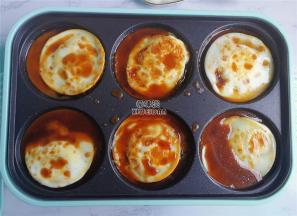 .最后把调制的糖醋汁，浇入每个荷包蛋中，稍微收汁下，会变的稠即可盛出食用。