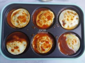 .最后把调制的糖醋汁，浇入每个荷包蛋中，稍微收汁下，会变的稠即可盛出食用。