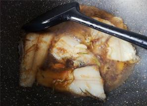 把鱼两面都煎制微黄，倒入料酒，生抽，撒入点白砂糖降咸提鲜，再滴入点米醋，让鱼肉入味。