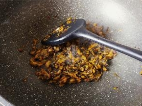 首先热锅倒入食用油，把蒜瓣切片放入爆香，倒入酸菜翻炒。