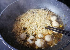 锅中沸腾后把面饼倒入，滴入点生抽调味，面饼煮软散开就可以食用了。