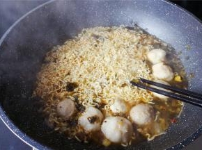 锅中沸腾后把面饼倒入，滴入点生抽调味，面饼煮软散开就可以食用了。