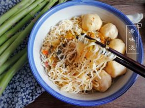 这样一碗面特别适合天气热了早上，时间短就能搞定，待在厨房也不热。只要简单煮一煮就能完成了，你是厨房小白也能煮上一锅，包学会哈！没有这种腌酸菜，可以换一种酸菜也行的，都是非常美味的。