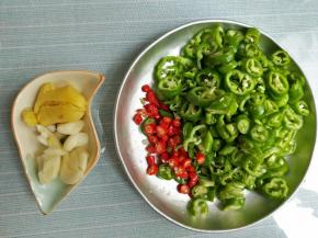 姜蒜用刀背拍扁，辣椒切成圈！