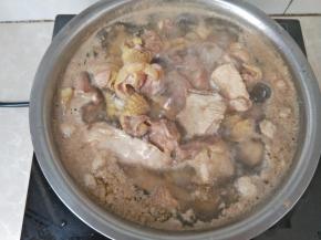 冷水下锅焯水，水沸后两分钟就可以！