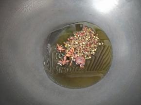 锅里倒油，把香料倒进去小火慢慢煸香！