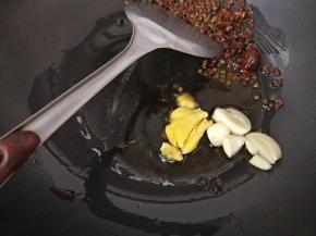 然后把姜蒜放进去煸香！