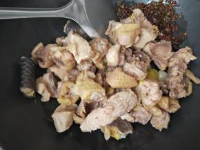 把鸡块倒进去翻炒两三分钟！