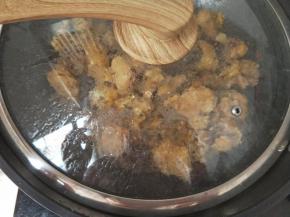 翻炒均匀后盖盖中大火焖至水分干，中途需要翻炒两三次！