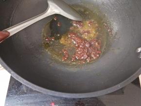 把焖干水的鸡块铲起来，重新倒点油，把一大勺豆瓣酱倒进去炒一下！