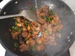 撒适量盐翻炒四五十秒即可关火盛盘开吃！