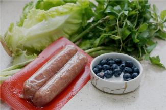 备好所用食材，牛肉肠，蓝莓，芦笋，生菜，马兰头。