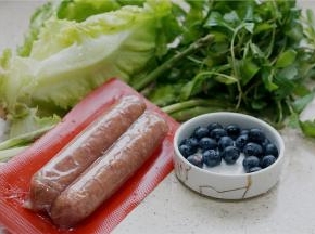 备好所用食材，牛肉肠，蓝莓，芦笋，生菜，马兰头。