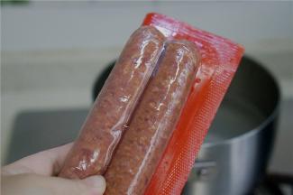 锅里加水，将牛肉肠下锅，煮至断生。