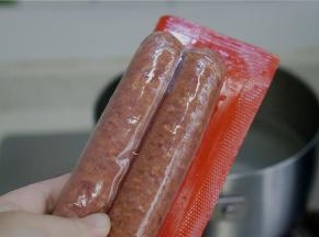 锅里加水，将牛肉肠下锅，煮至断生。