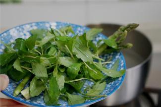 然后先将芦笋下锅微焯一下，再将马兰头下锅烫一下。