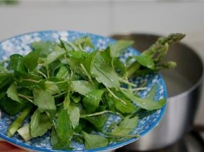 然后先将芦笋下锅微焯一下，再将马兰头下锅烫一下。