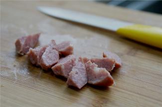 煮好的牛肉肠切块与其它食材配在一起。