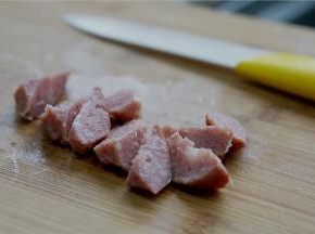煮好的牛肉肠切块与其它食材配在一起。