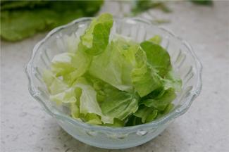 容器里加生菜铺底，然后将食材码放在生菜上面。