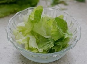 容器里加生菜铺底，然后将食材码放在生菜上面。