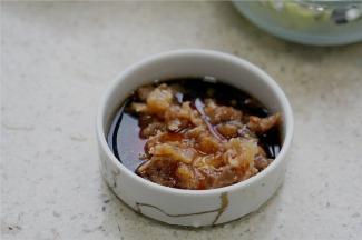然后生抽，菜脯丁，白醋拌在一起 调成汁。
