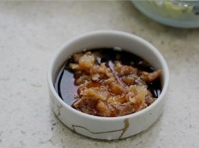 然后生抽，菜脯丁，白醋拌在一起 调成汁。