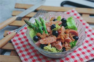 将调好的汁淋在食材上就要以，再用蓝莓果点缀一下。