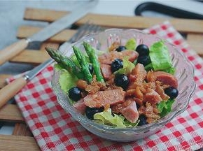 将调好的汁淋在食材上就要以，再用蓝莓果点缀一下。