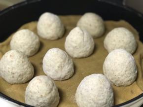 整形成如图形状，放在烤盘上或蒸屉上进行二发，密封好室温20分钟左右。