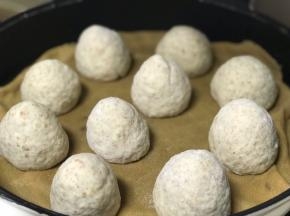 整形成如图形状，放在烤盘上或蒸屉上进行二发，密封好室温20分钟左右。