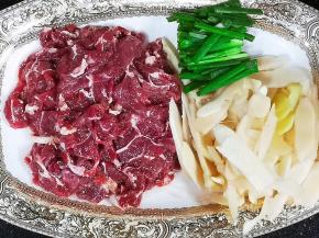 子姜切片、葱切段、牛肉用适量的油、花椒粉、蚝油、玉米淀粉拌匀腌制一会