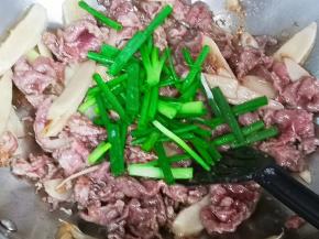 7成熟加入葱段，少许盐翻炒