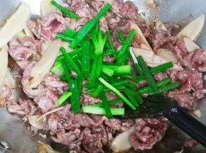 7成熟加入葱段，少许盐翻炒