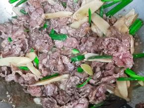 9成熟马上出锅，余温会保证牛肉变熟的