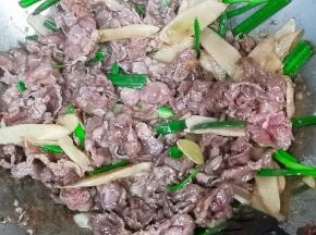 9成熟马上出锅，余温会保证牛肉变熟的