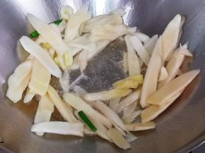 放入子姜翻炒片刻，加入砂糖翻炒