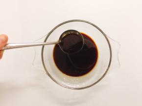 把2勺生抽、4勺醋、料酒1勺、花椒油1勺、辣椒油1勺、白糖一勺、香油1小勺一起倒入碗中搅拌均匀