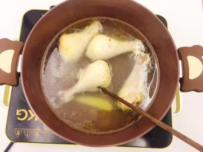 用筷子能插透鸡腿即可