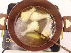 用筷子能插透鸡腿即可