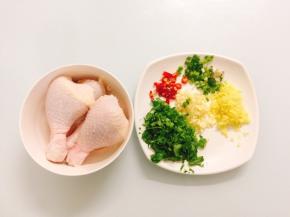 准备好4个鸡腿洗净，葱姜蒜，香菜、小米辣切成末备用