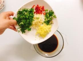 倒入葱姜蒜末、香菜末、小米辣一起拌匀