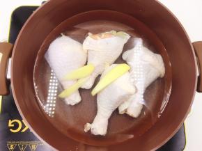 鸡腿加冷水，放入3片姜片，倒入一勺料酒
