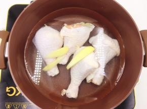 鸡腿加冷水，放入3片姜片，倒入一勺料酒