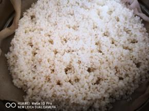 圆糯米浸泡至少12个小时，夏天放冰箱。蒸锅放入屉布，把泡好的糯米放入屉布，开始蒸，水开后大约蒸30分钟左右，米越多，时间越久，最好尝一尝